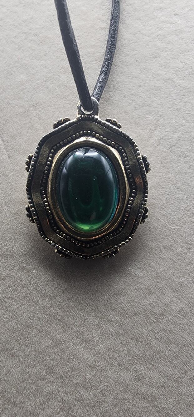 Vintage 1970s Mood Necklace Gold Tone Green Blue Color Changing Pendant